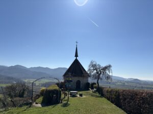 Ölbergkapelle in Ehrenstetten vor einer Berglandschaft
