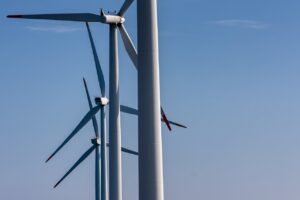 Windräder vor blauem Himmel