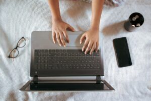 Person arbeitet an einem Laptop