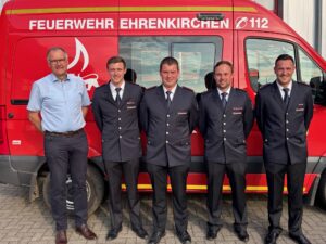 Fünf Mitglieder der Feuerwehr Ehrenkirchen vor einem Feuerwehrfahrzeug