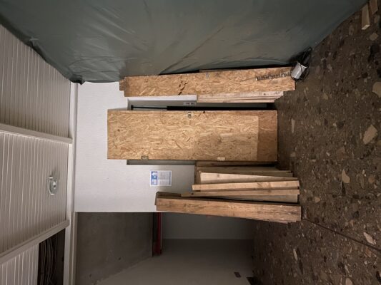 Aufzug im Innenbereich eines Gebäudes während der Umbauarbeiten