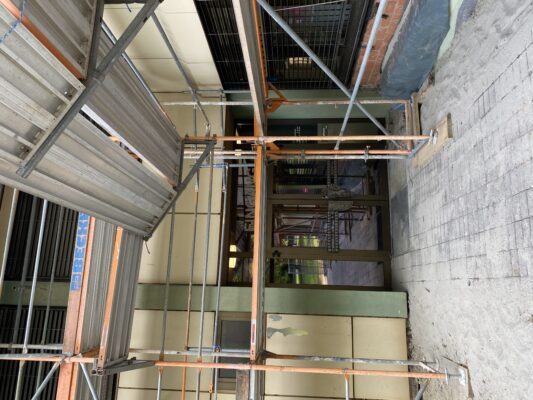 Baustelle am Rathaus mit Gerüst, Überdachung und neu angelegtem Eingangsbereich