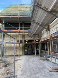 Baustelle am Rathaus mit Gerüst, Überdachung und neu angelegtem Eingangsbereich