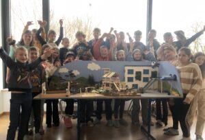 Schülerinnen und Schüler der Klasse 4a der Jengerschule Ehrenkirchen mit ihrem Modell des Traumpausenhofs