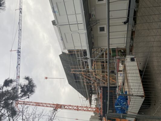 Baustelle am Rathaus mit Baukran, Gerüst und Baucontainern