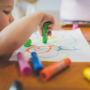 Kind beim Malen und kreativen Gestalten in der Kindertagesstätte