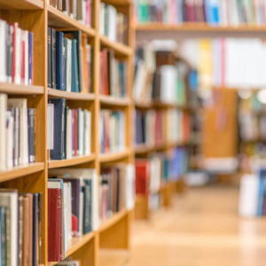 Gemeindebücherei mit Bücherregalen
