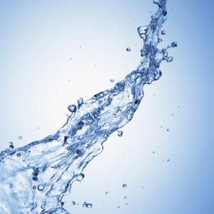 Wasser spritzt in einem Bogen nach oben