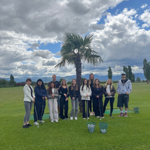 Gruppe von Auszubildenden und Bundesfreiwilligendienstleistenden beim Jahresausflug auf dem Golf Campus in Bad Krozingen-Schlatt