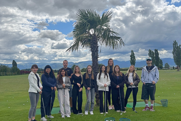 Gruppe von Auszubildenden und Bundesfreiwilligendienstleistenden beim Jahresausflug auf dem Golf Campus in Bad Krozingen-Schlatt