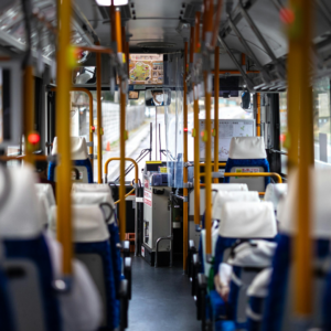 Innenansicht eines Busses mit Blick auf die Sitzplätze und den Gang