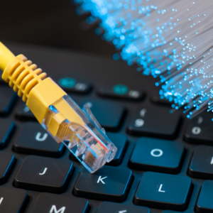Glasfaserkabel über einer Computertastatur