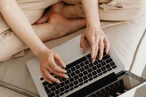 Person nutzt einen Laptop für einen digitalen Online-Dienst