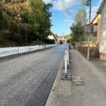 Straße in Norsingen mit neuem Gehweg und Straßenbelag