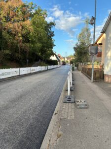 Straße in Norsingen mit neuem Gehweg und Straßenbelag