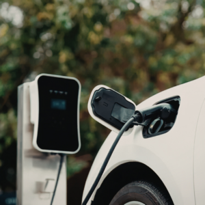Elektroauto beim Laden an einer Ladestation