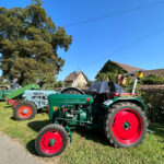 Oldtimer-Traktor mit roten Rädern bei der Oldtimer-Ausstellung in Offnadingen