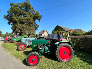 Oldtimer-Traktor mit roten Rädern bei der Oldtimer-Ausstellung in Offnadingen