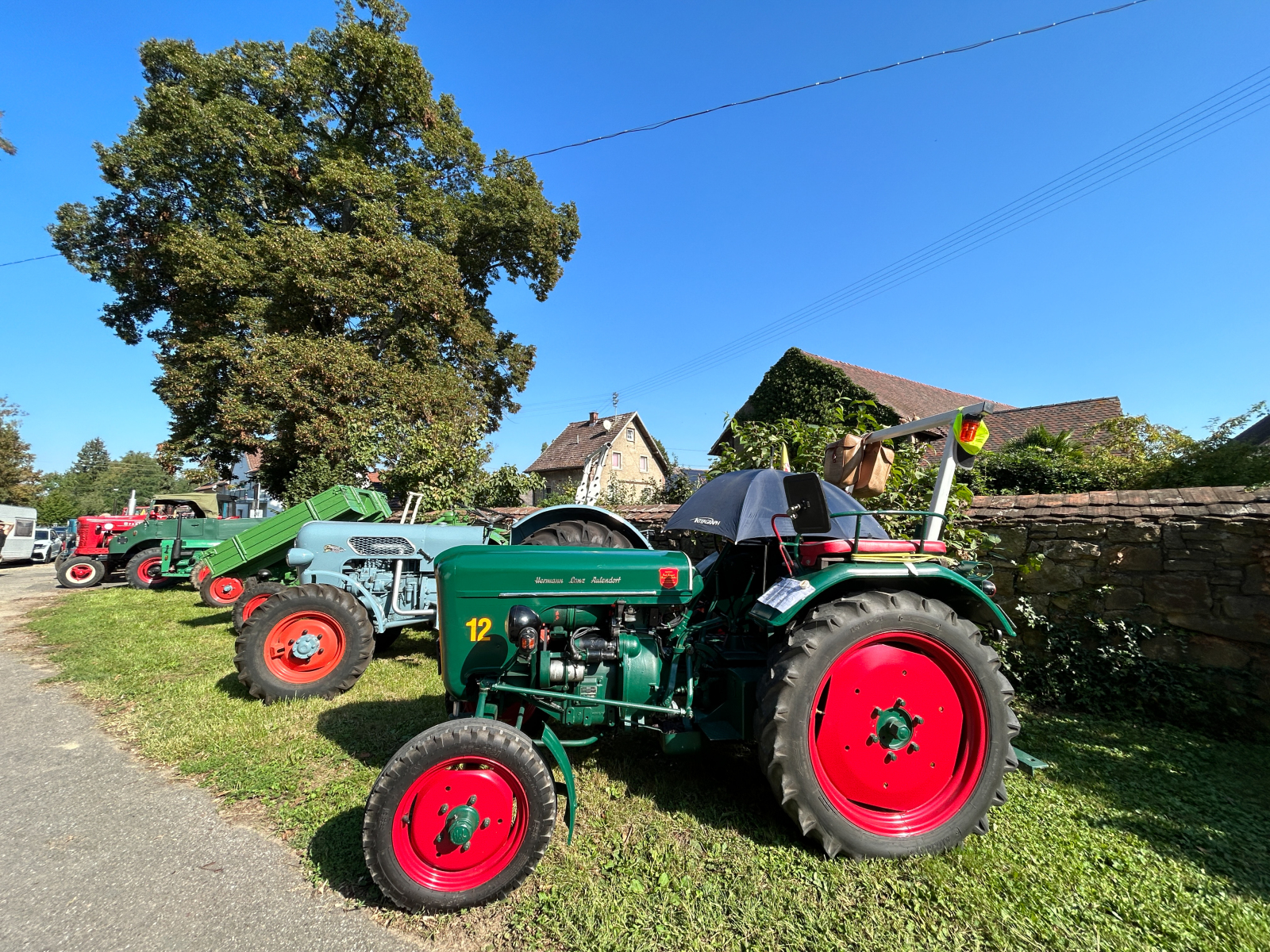 Oldtimer-Traktor mit roten Rädern bei der Oldtimer-Ausstellung in Offnadingen