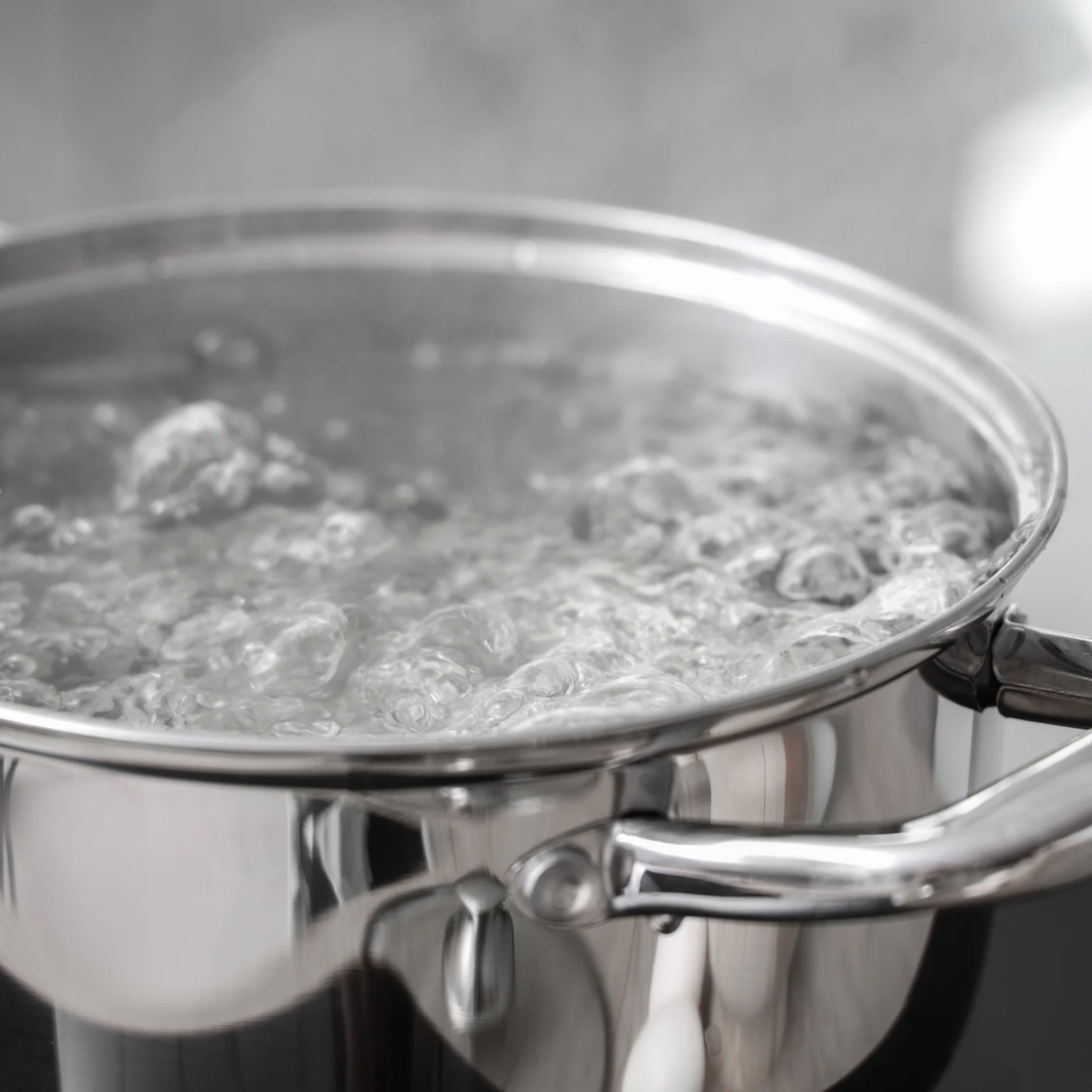 Wasser wird in einem Kochtopf abgekocht.