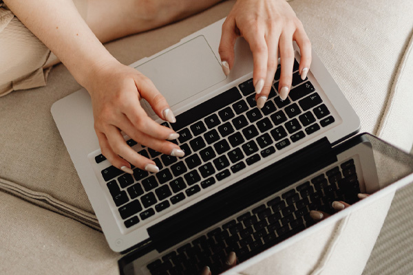 Hände auf der Tastatur eines Laptops